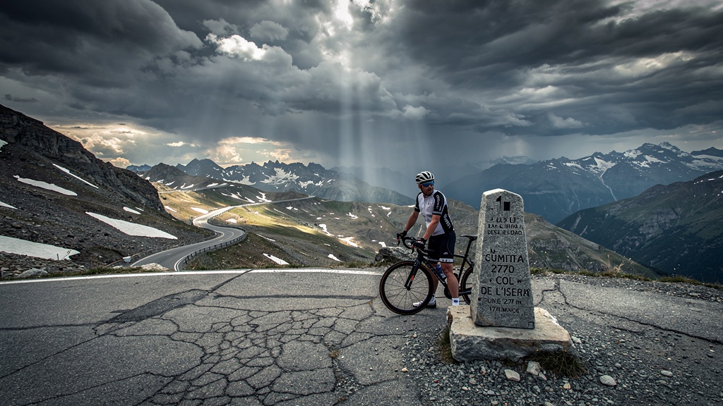 Col de l'Iseran à vélo : guide complet 2026 — le plus haut col d'Europe